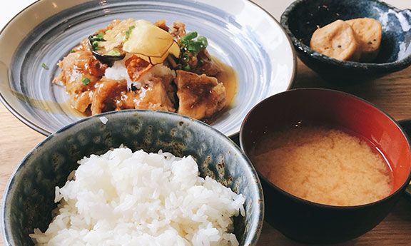丁寧に盛り付けられた食事