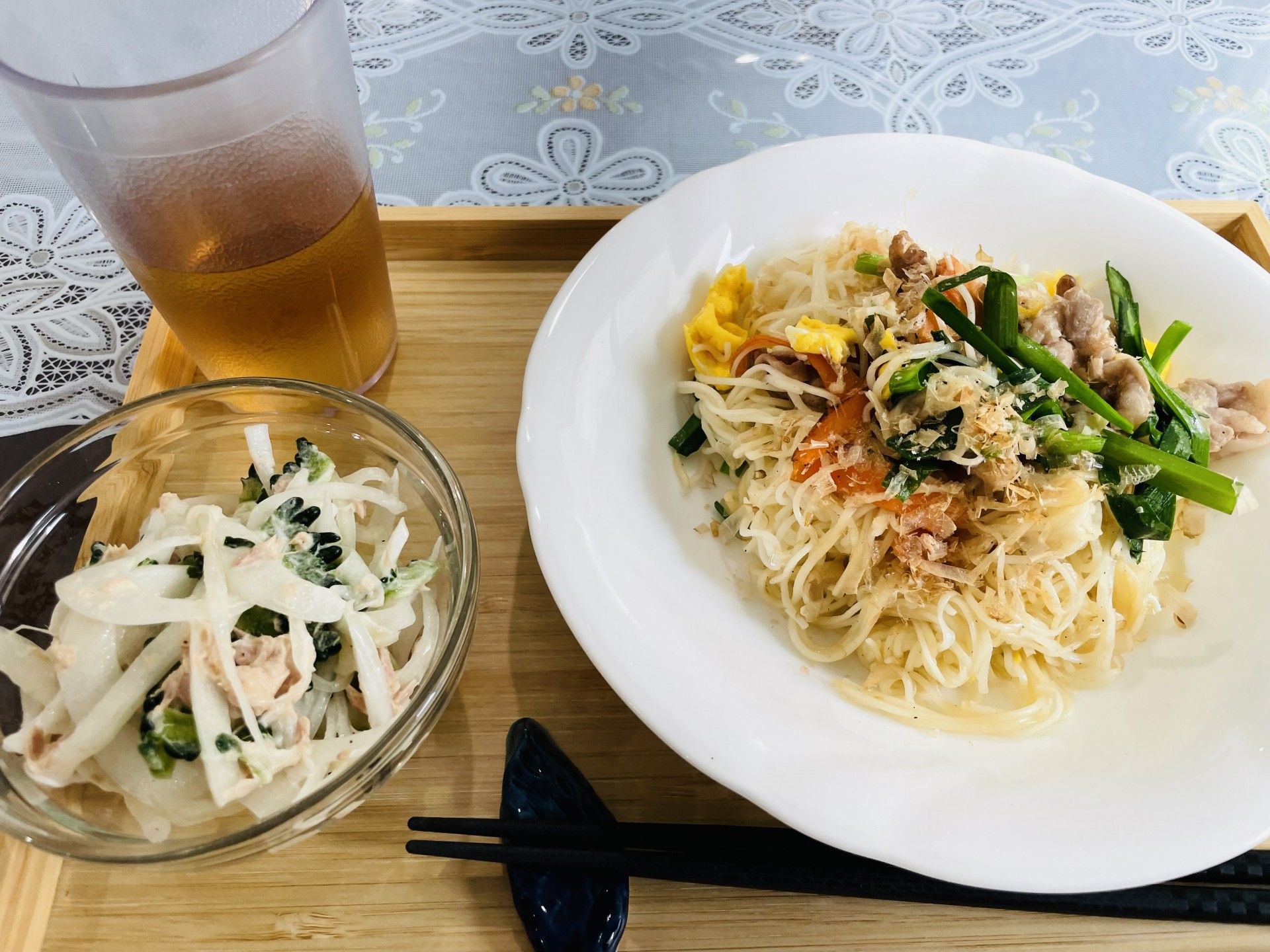 パスタとサラダ