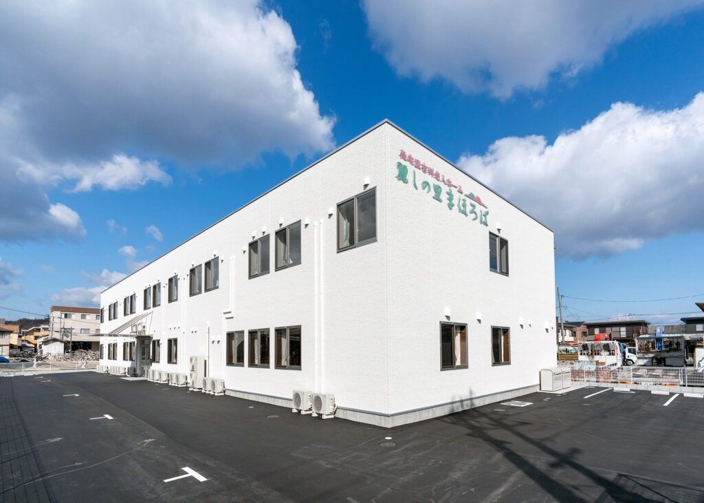 白く清潔感のある建物の外観