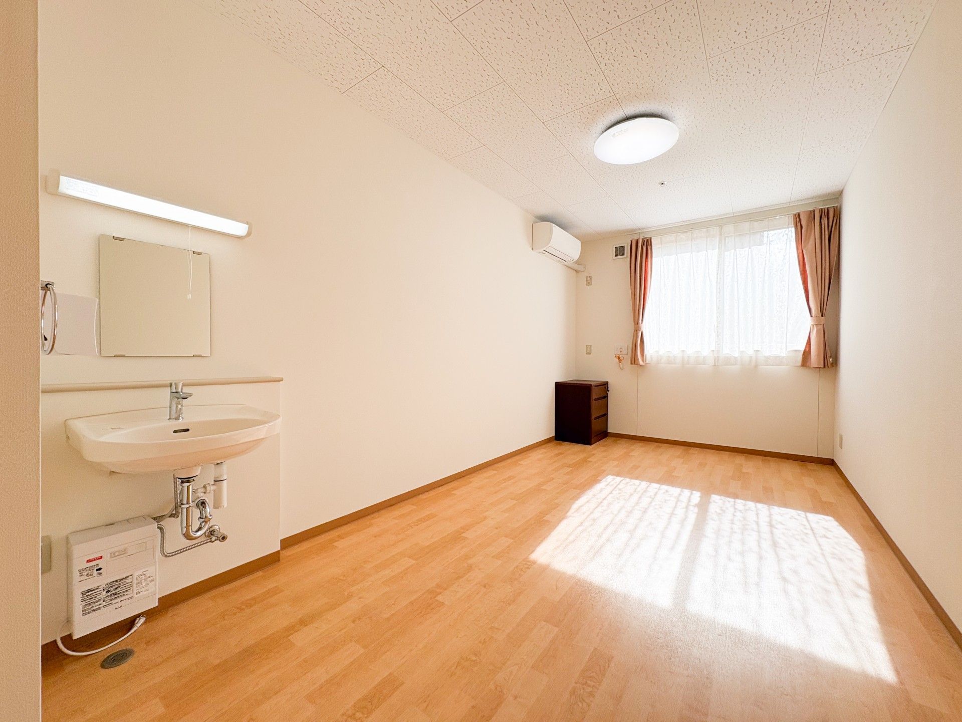 日差しが差し込む居室