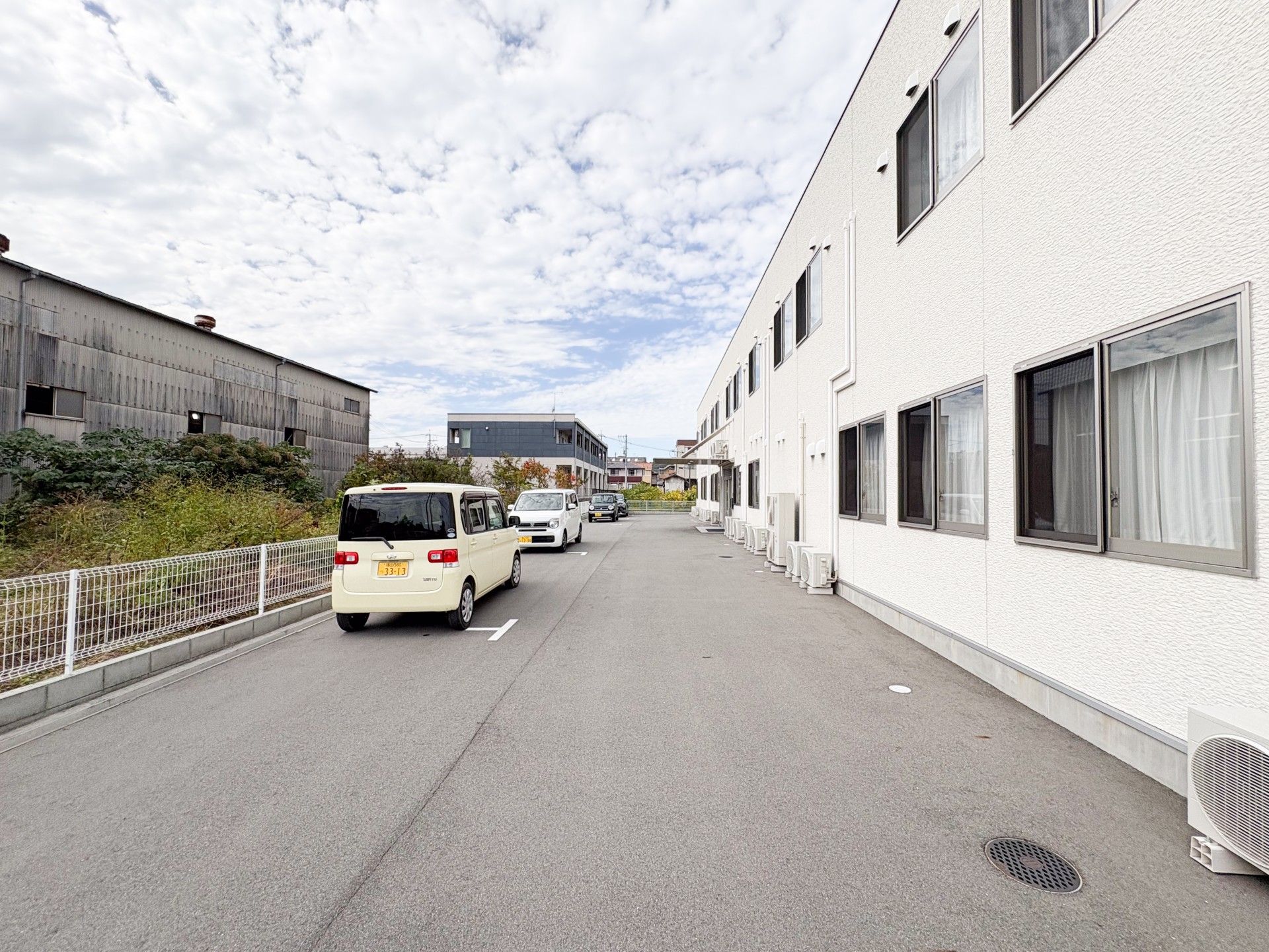 駐車場のある建物外観