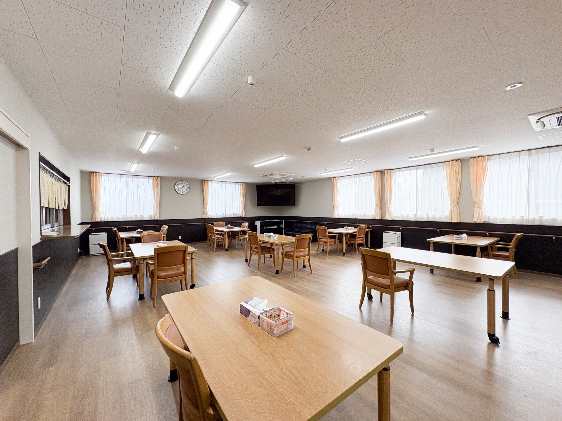 外でくつろぐ3名の男女