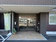 入口の明るい施設正面
