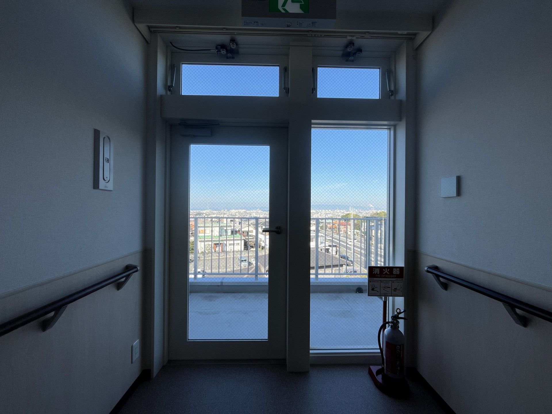 明るい出口の風景