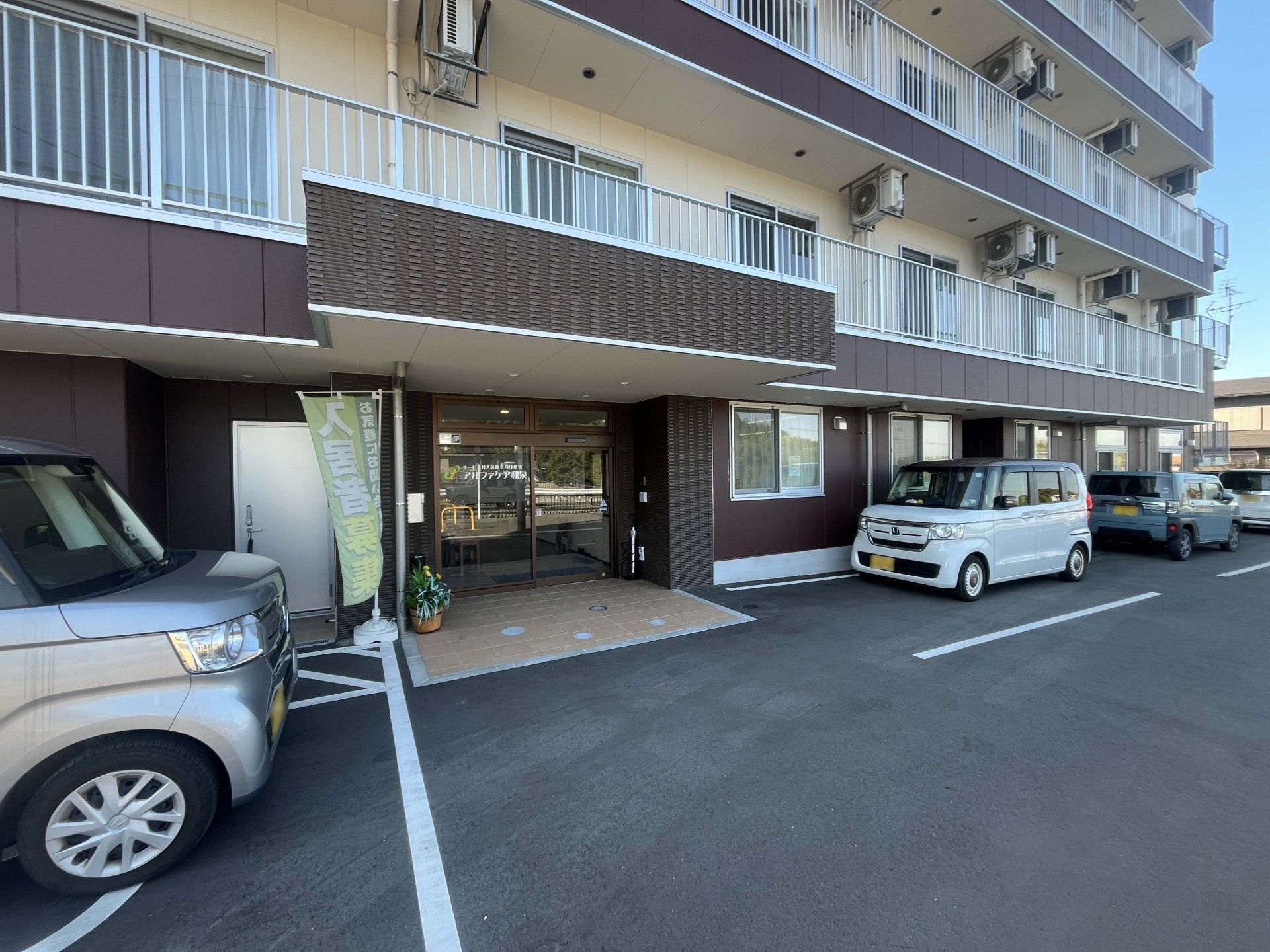 入り口が広い建物正面