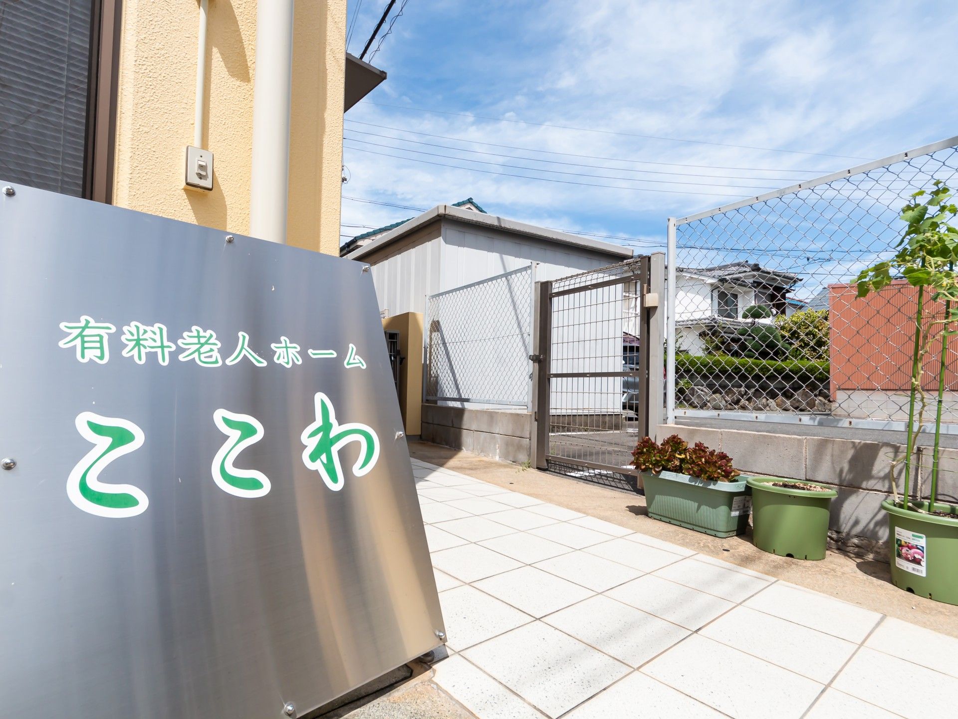 入口付近の明るいエントランス