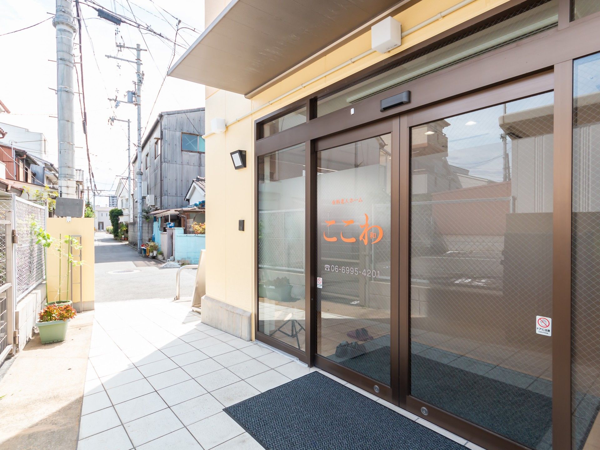 入口の明るい施設前