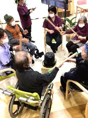 活動する高齢者とスタッフの様子