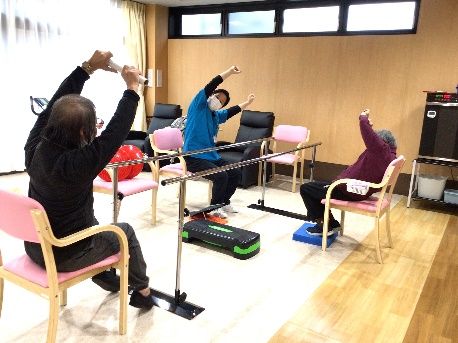 活動する高齢者 機能訓練室