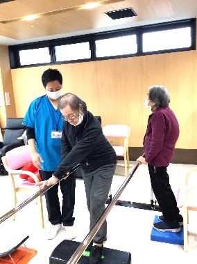 笑顔でサポートするスタッフ