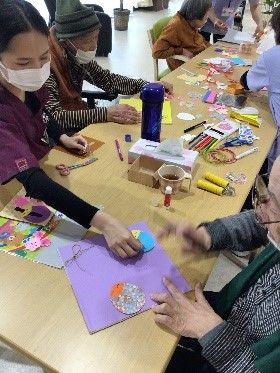 手作業を行う居室の様子