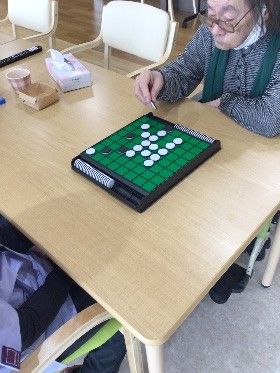 盤上遊びを楽しむ高齢者