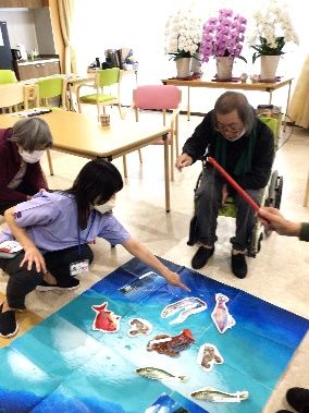 機能訓練で笑顔の入居者
