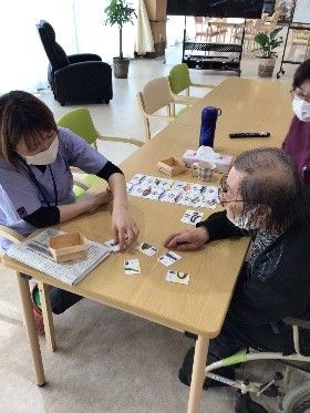 利用者と職員のカルタ遊び