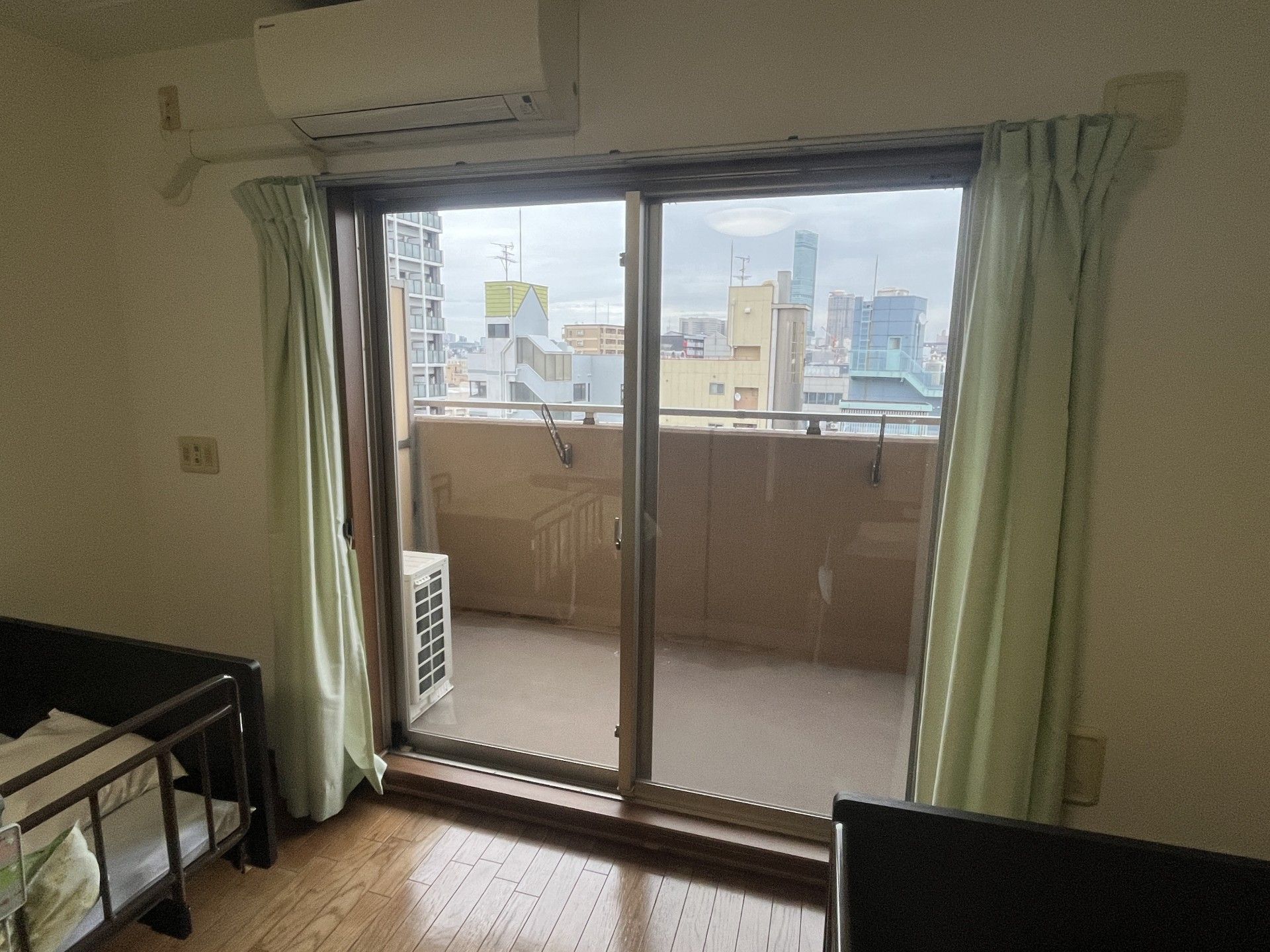 個室のベランダ付き部屋