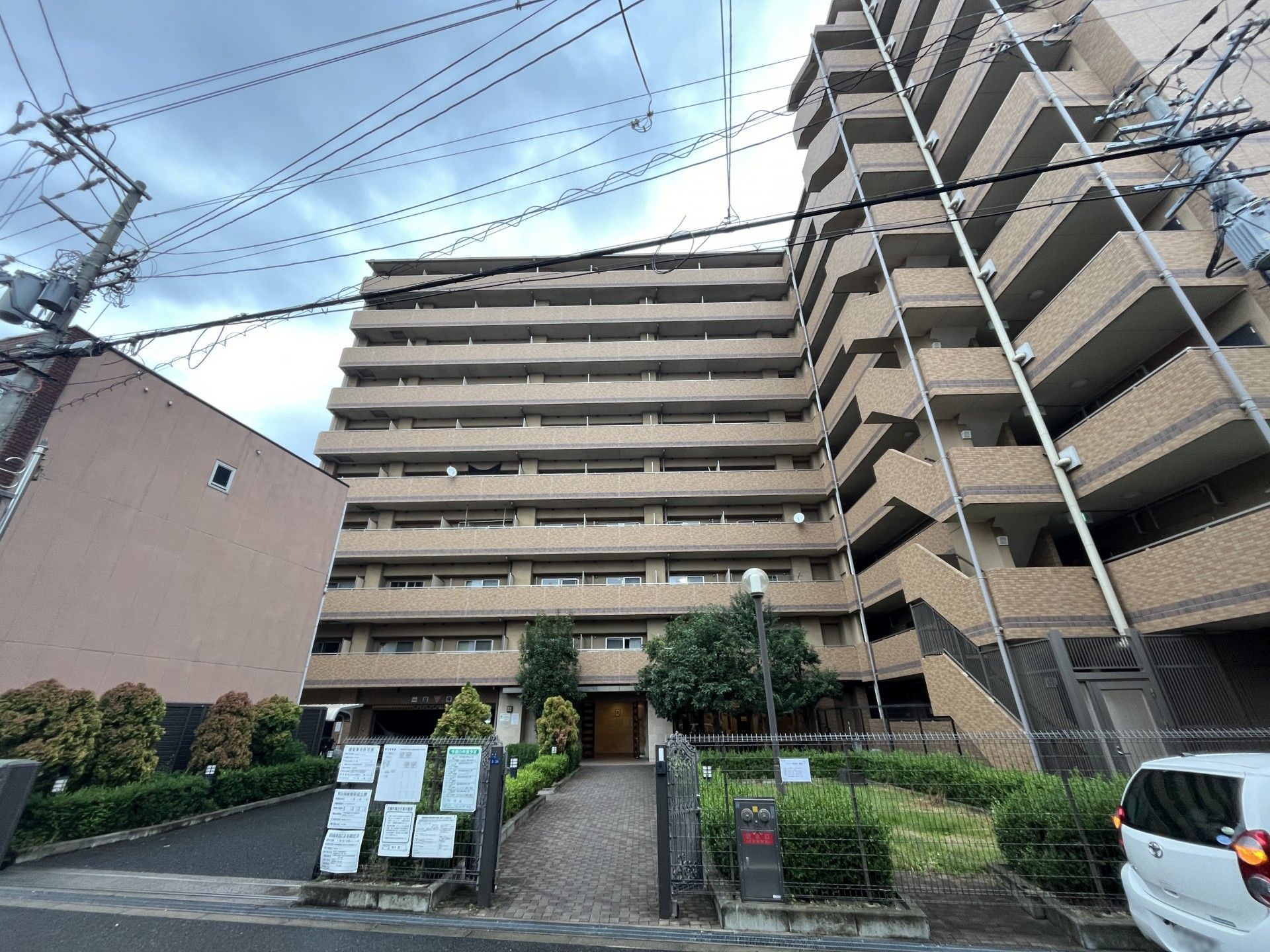 多階層の建物正面