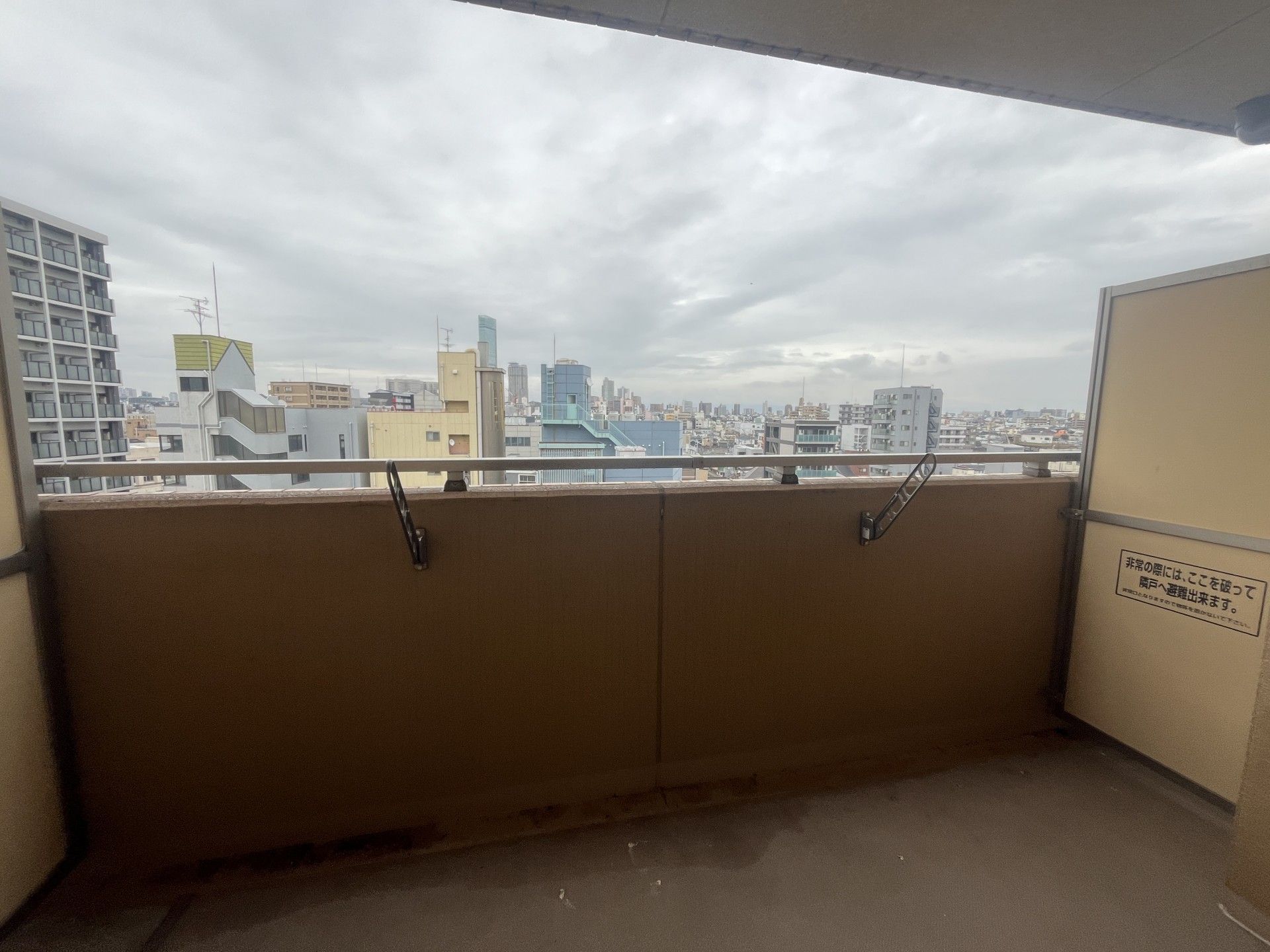 都市の景色が見えるベランダ