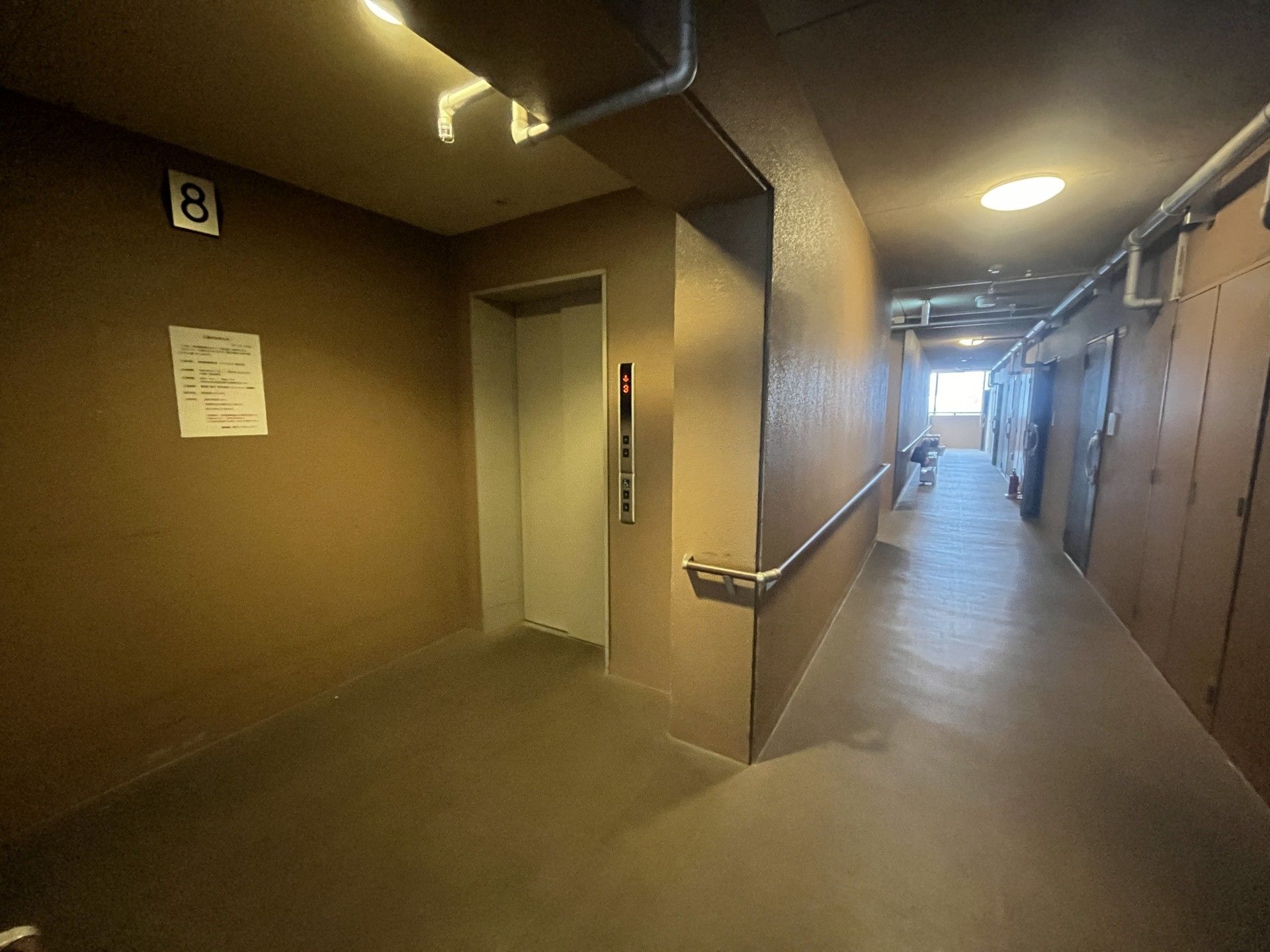 明るい廊下の風景