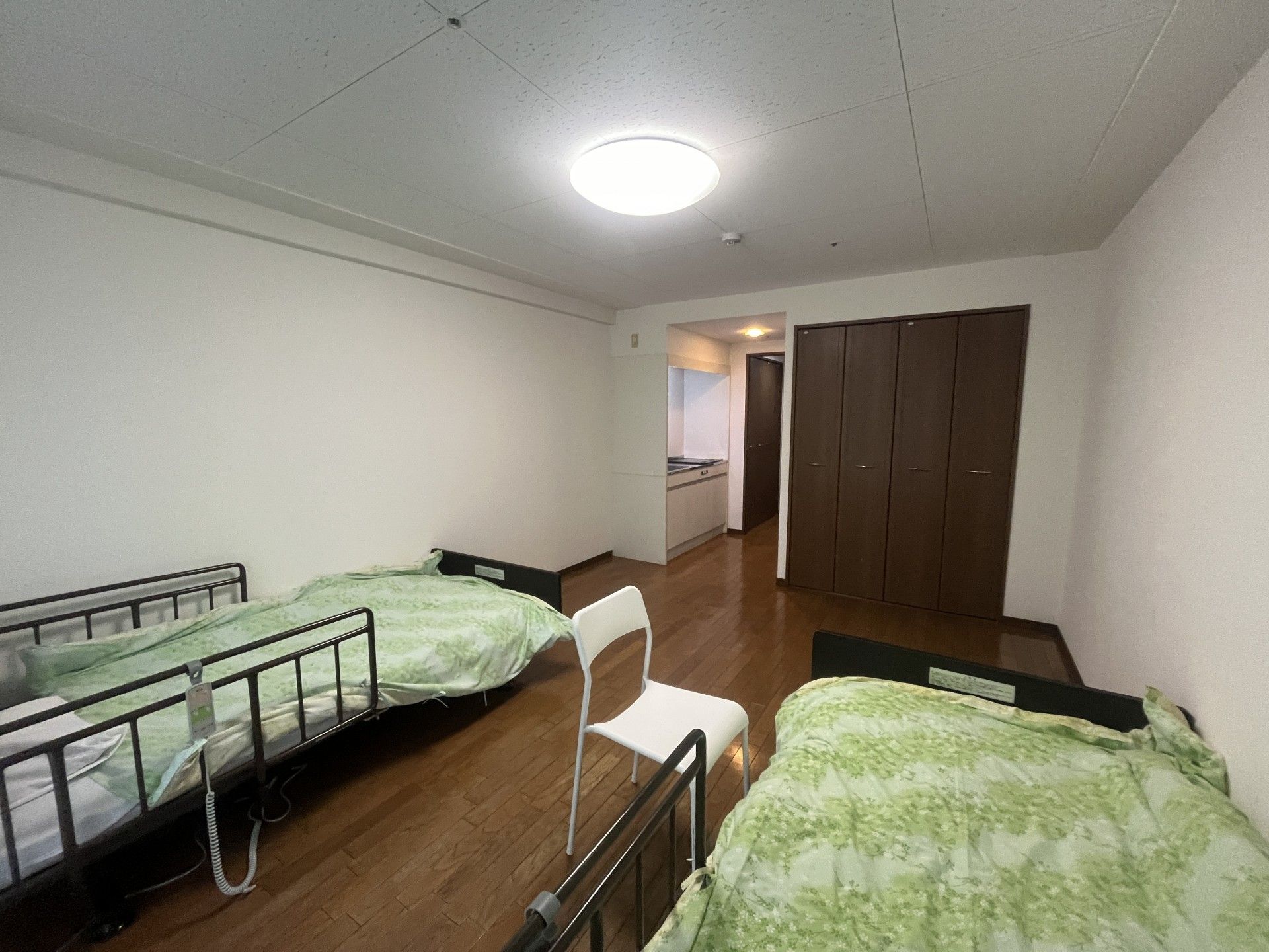 お部屋でくつろぐご入居者様