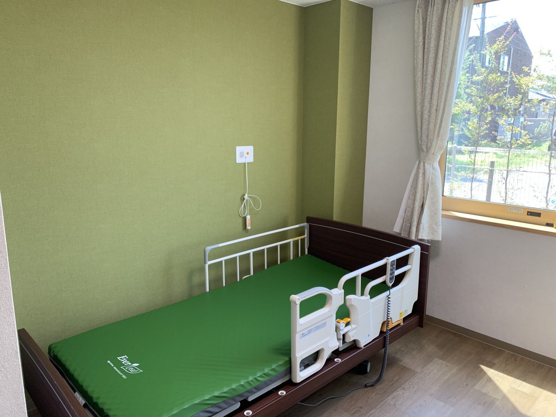 受付にて椅子に座ってパソコンを使いながら業務を行ってる女性スタッフ。