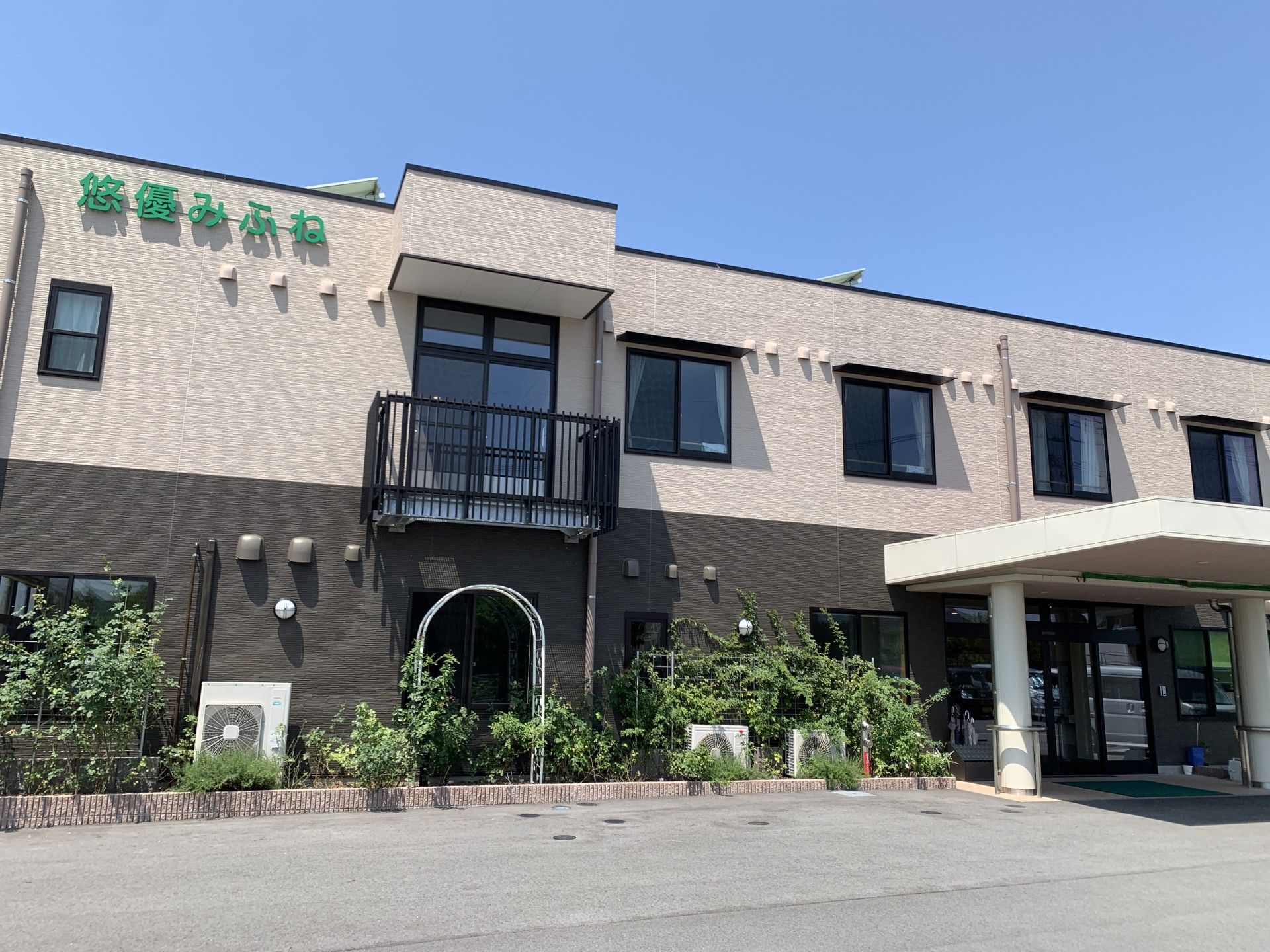 聴診器首にかけてカルテを持った女性看護師とカルテのみを持った女性看護師が微笑んでいる様子。