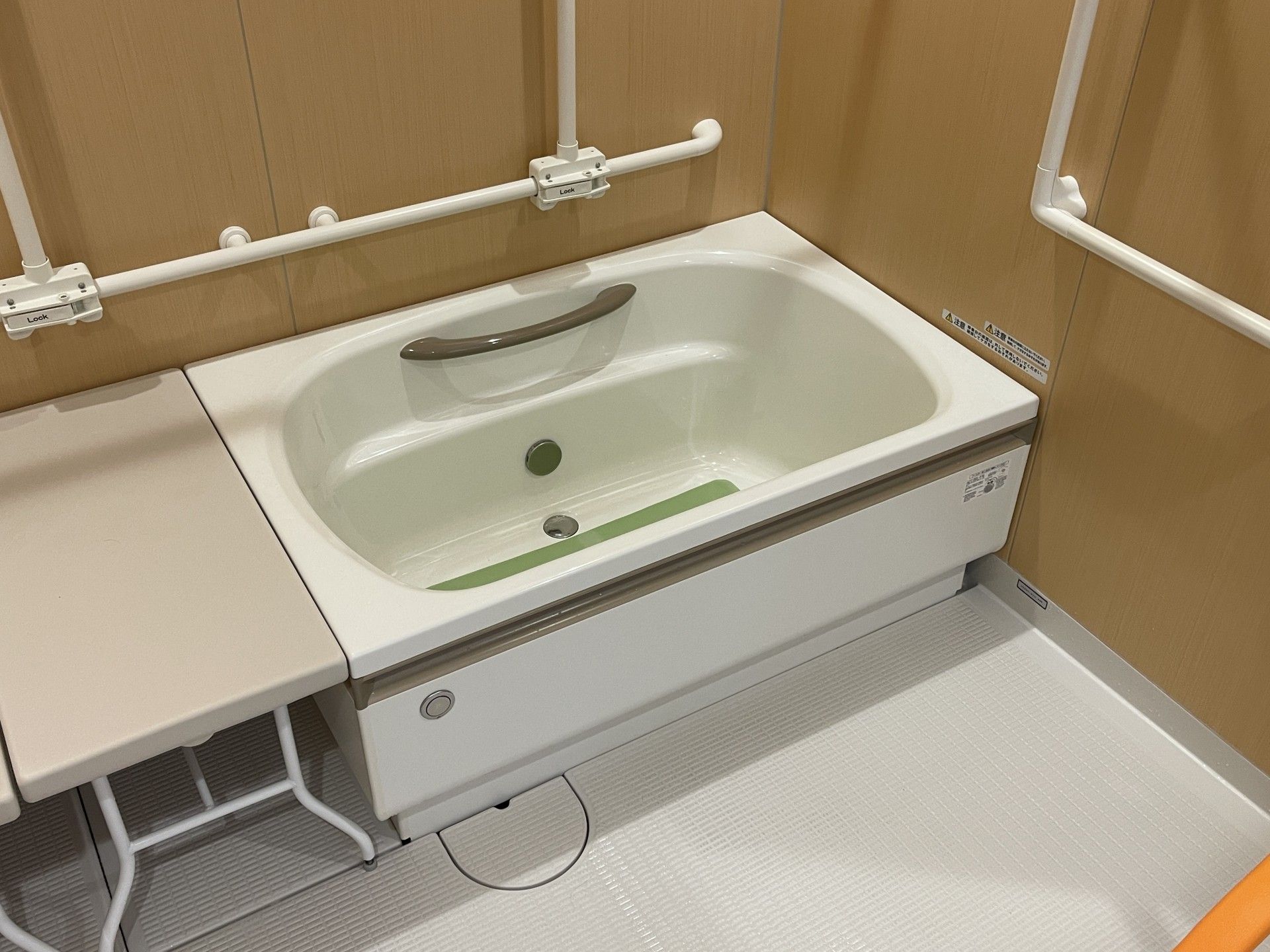 手すり付きの浴槽