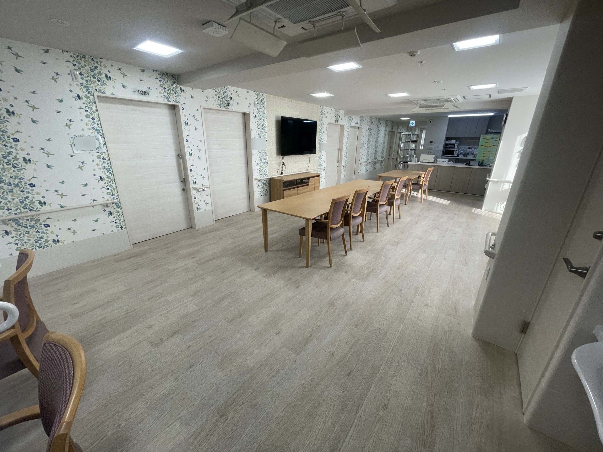 広いテーブルのある部屋