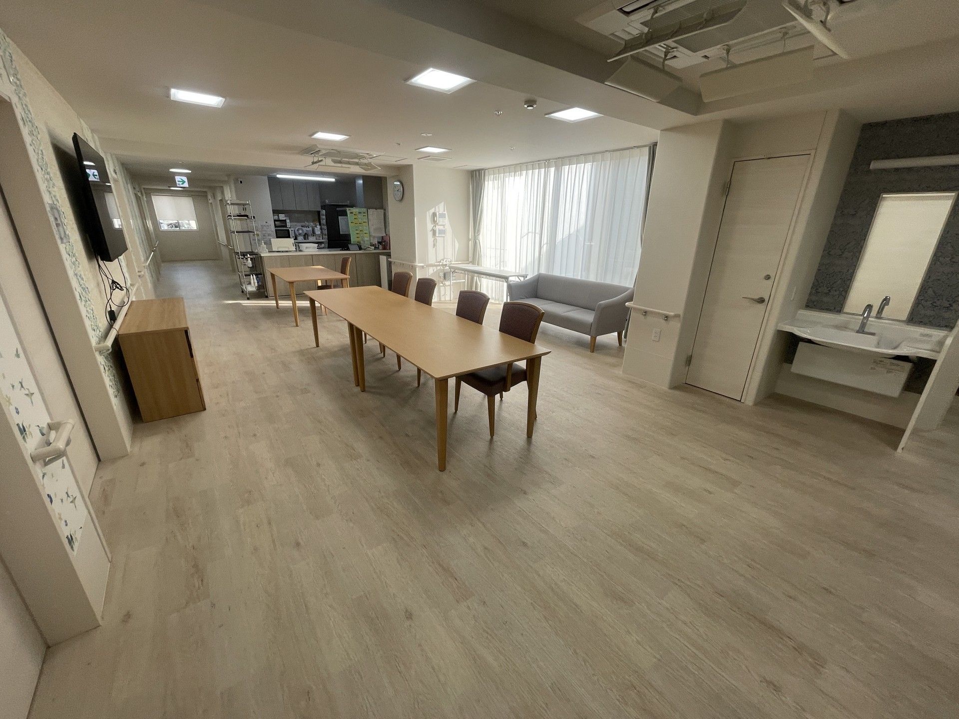 仲良く食事をしている高齢の男性と女性