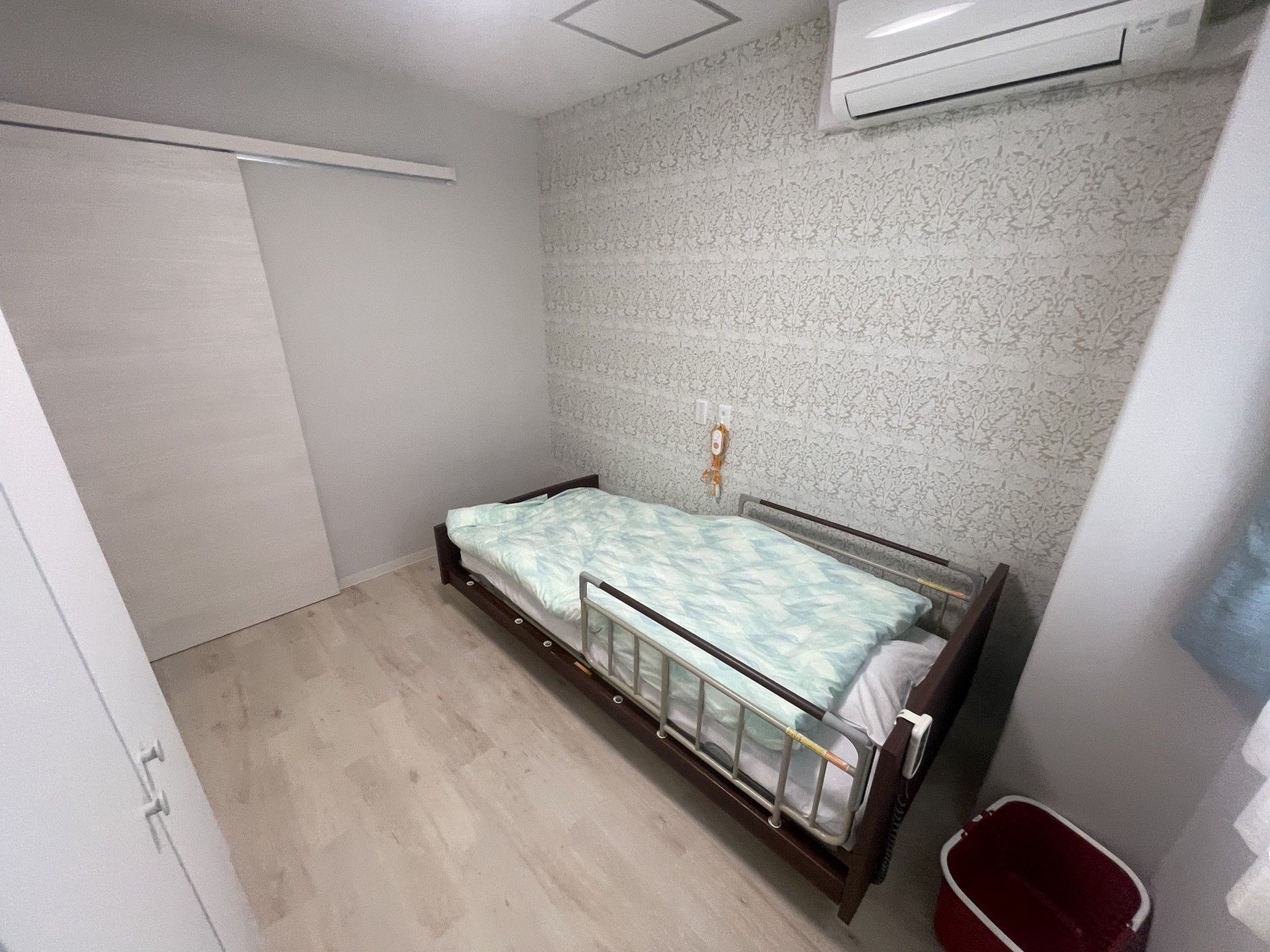 落ち着いた個室のベッド