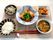仲良く食事をしている高齢の男性と女性
