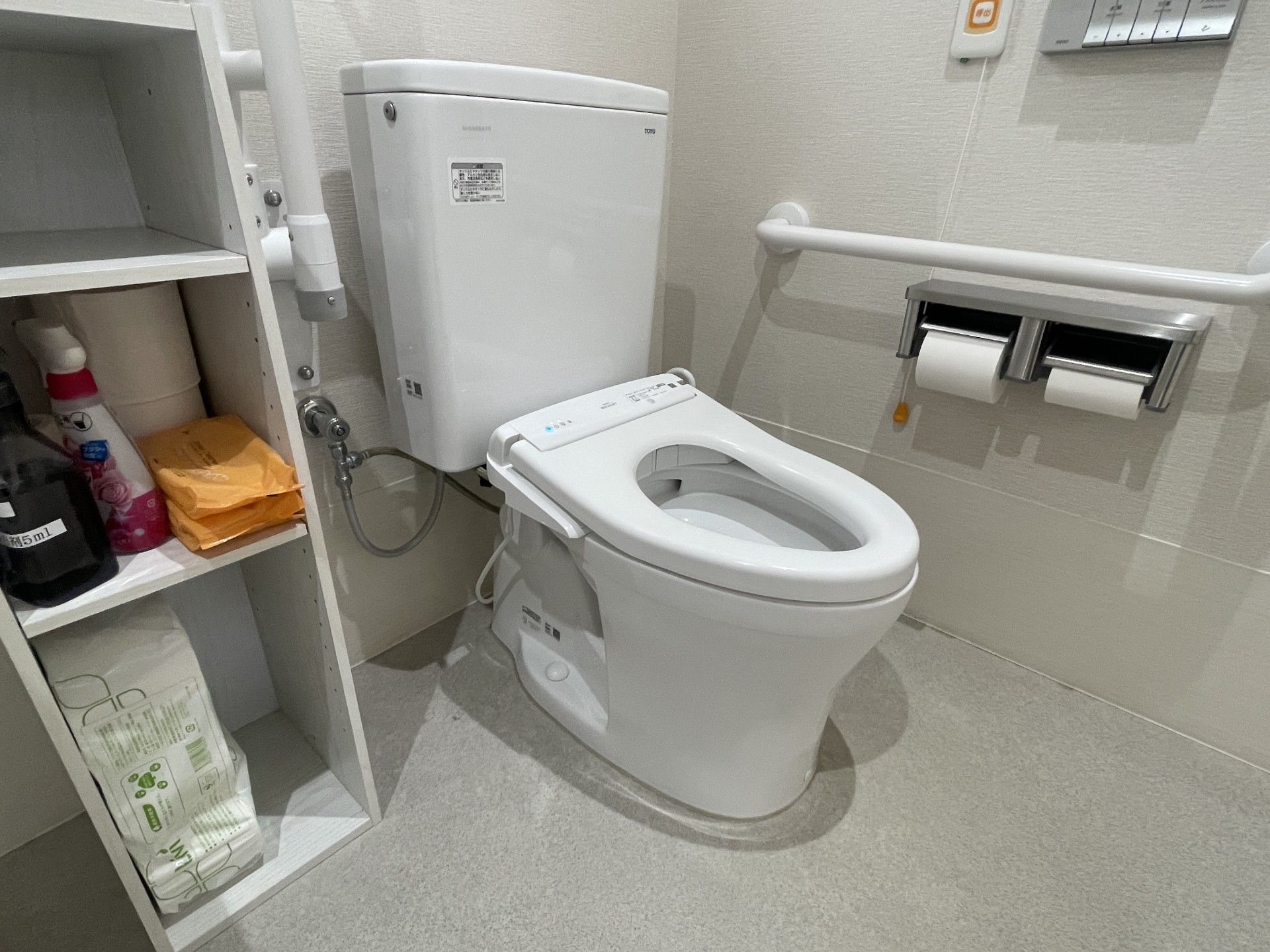 手すり付きの清潔なトイレ