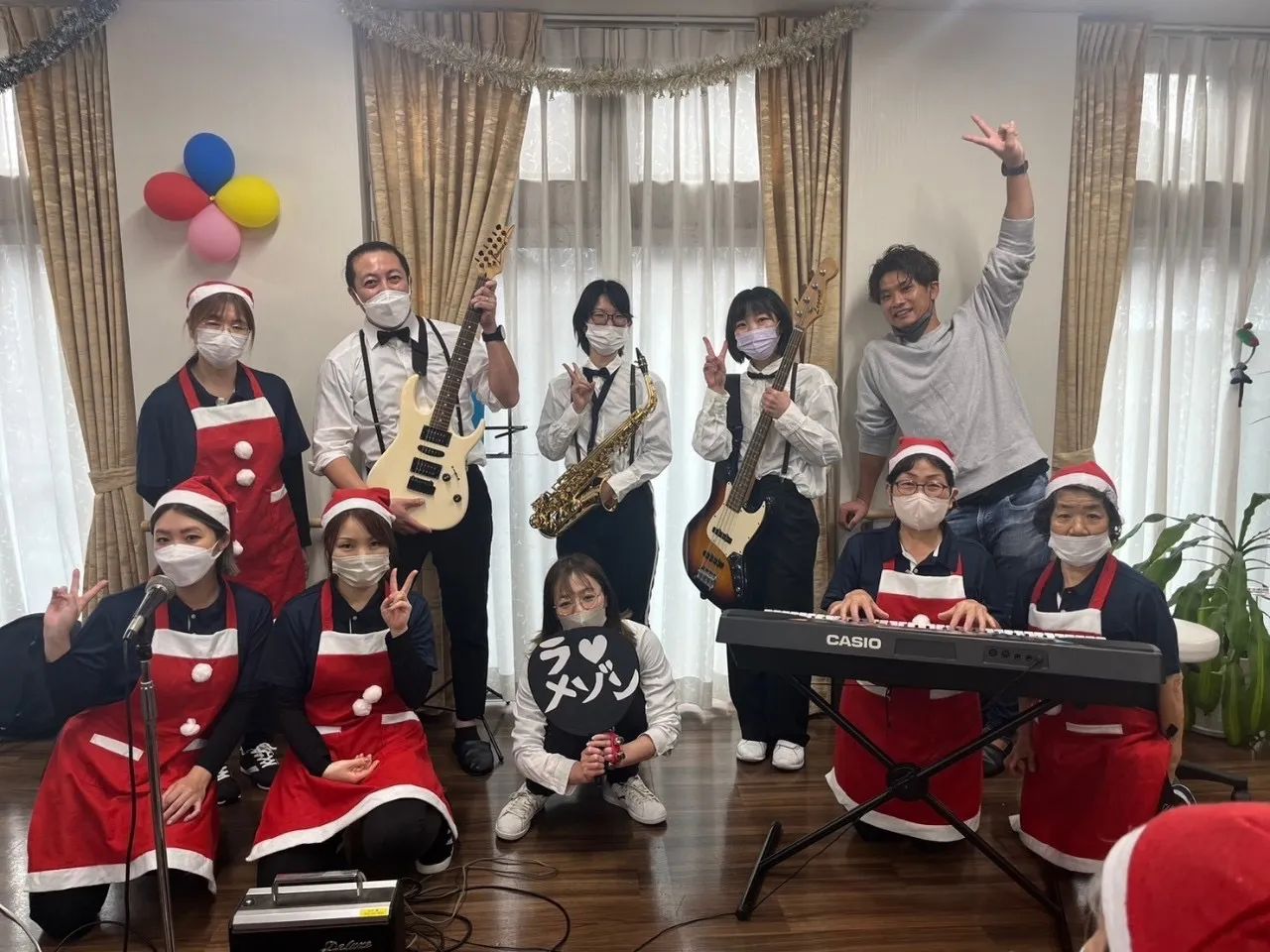 楽器を持つ人々の集まり