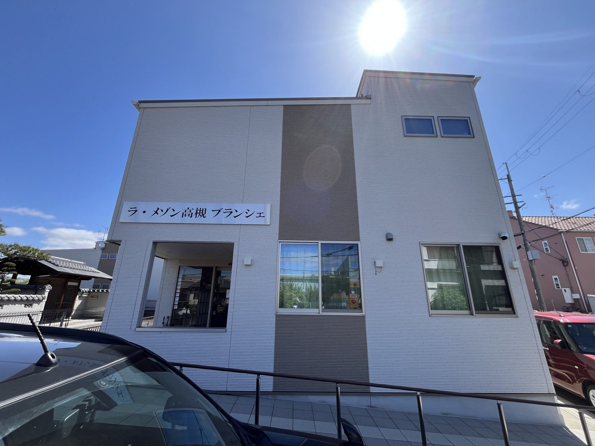 日差しが差し込む建物外観