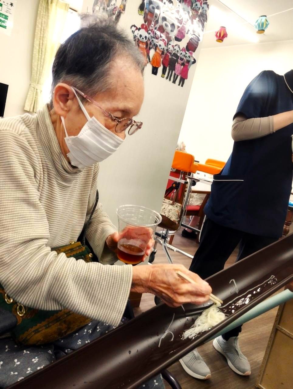 ご高齢の女性と男性が食事を堪能している様子。