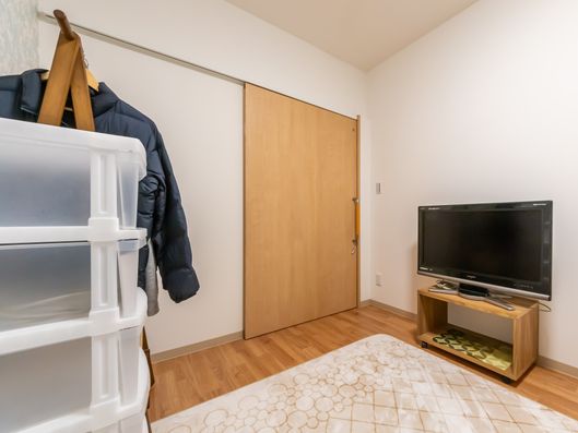 清潔で明るい共用の洗面スペースです。日々のお手入れが快適に行える環境が整っています。