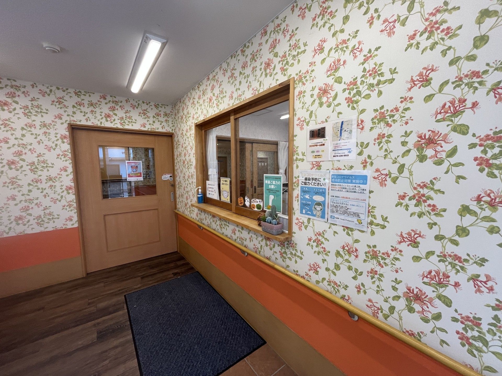 花柄の壁紙と木の扉