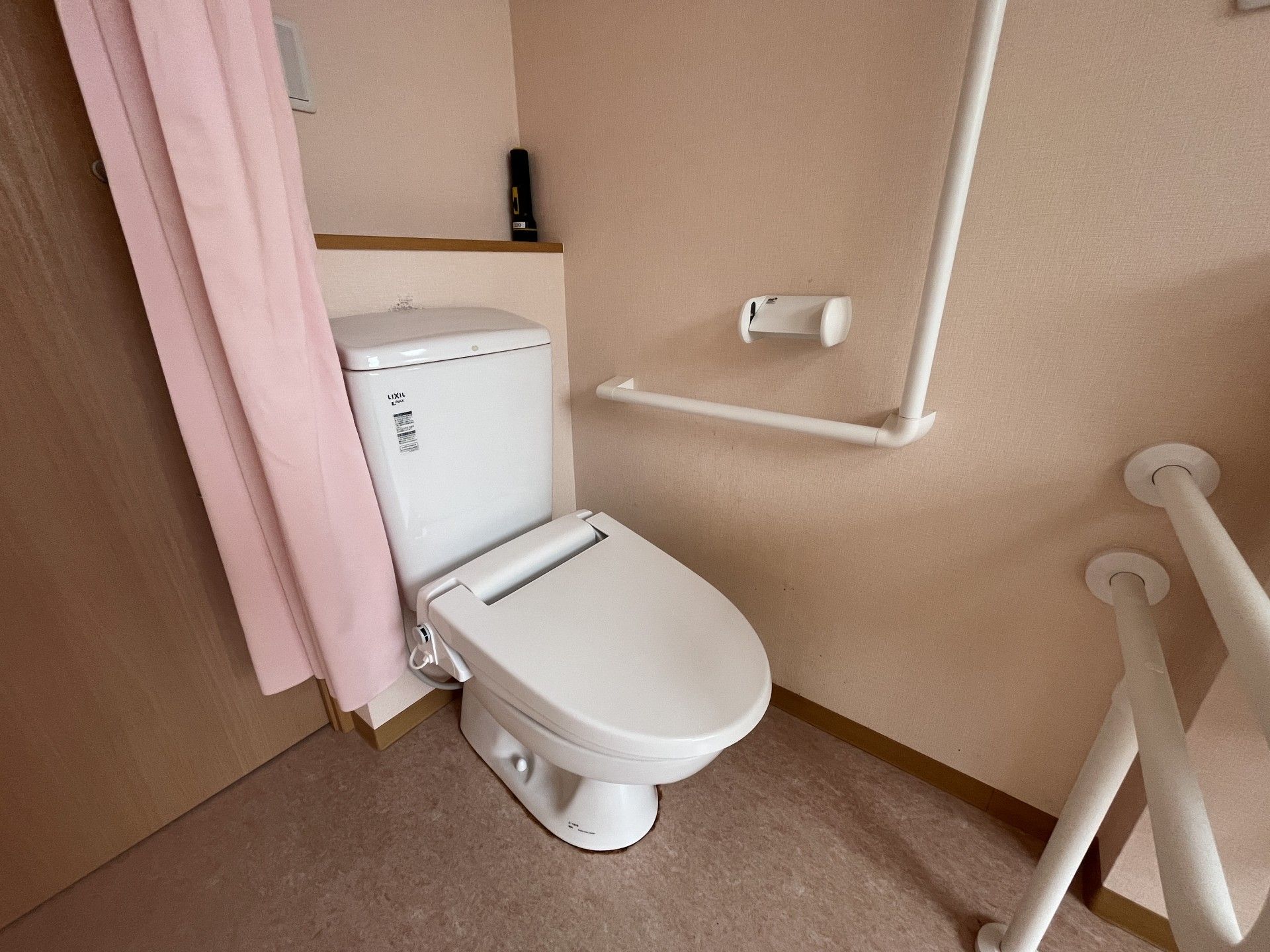 手すり付きのトイレ