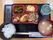お盆にセットされた4品のおかずとご飯、お味噌汁とデザート