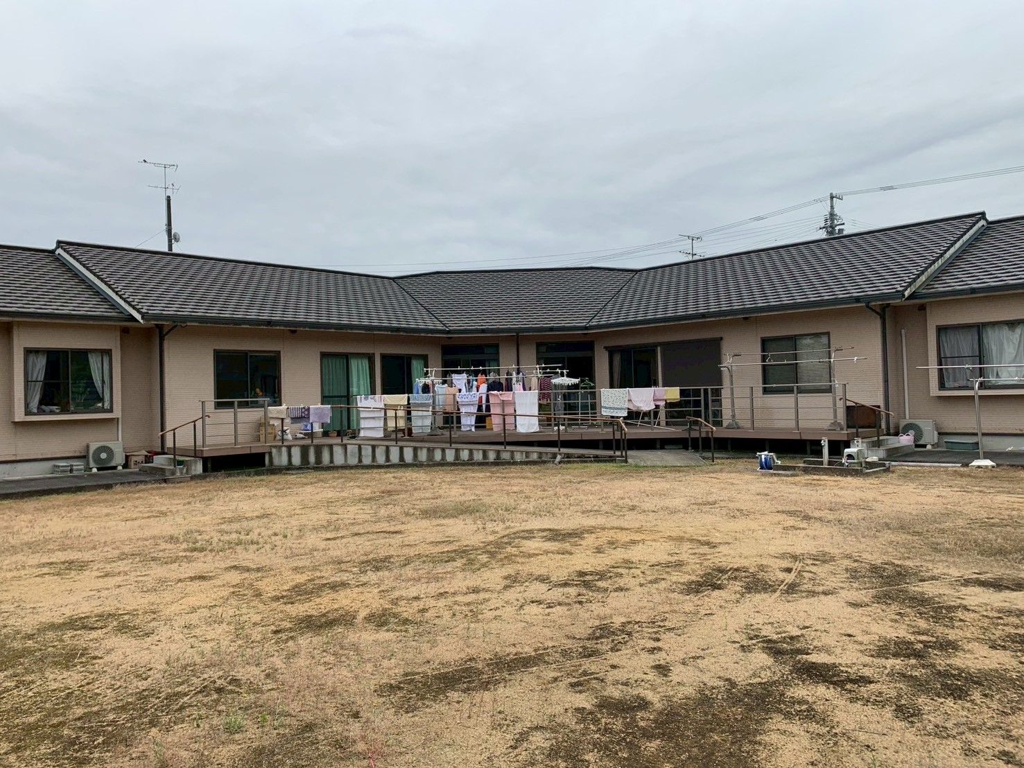 洗濯物が干された建物の外観
