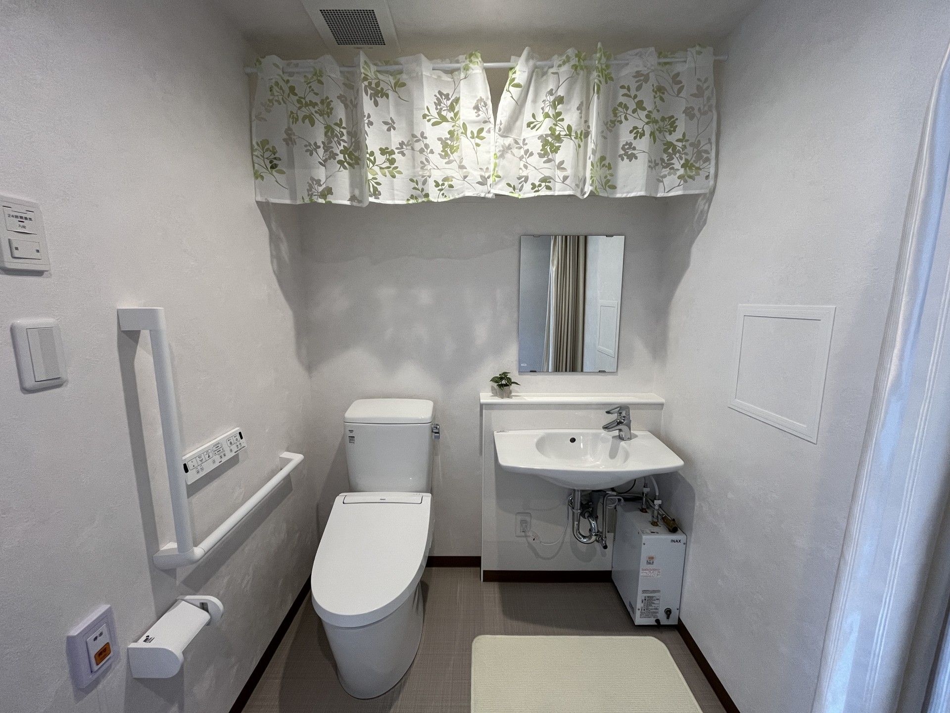 清潔なトイレと洗面台