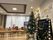 クリスマスツリーと掲示板のある部屋