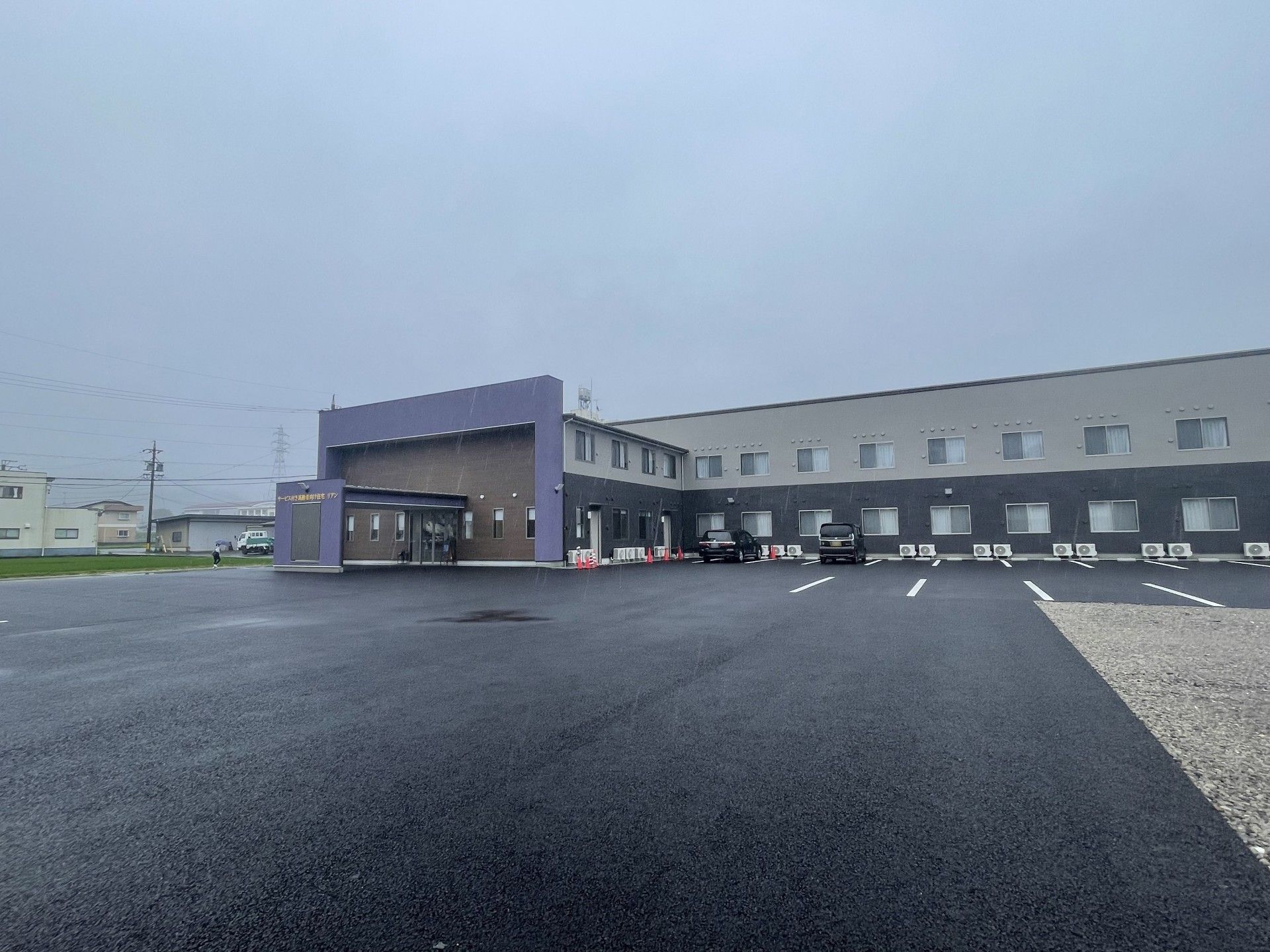 車いすに乗っている男性と寄り添う介護スタッフ