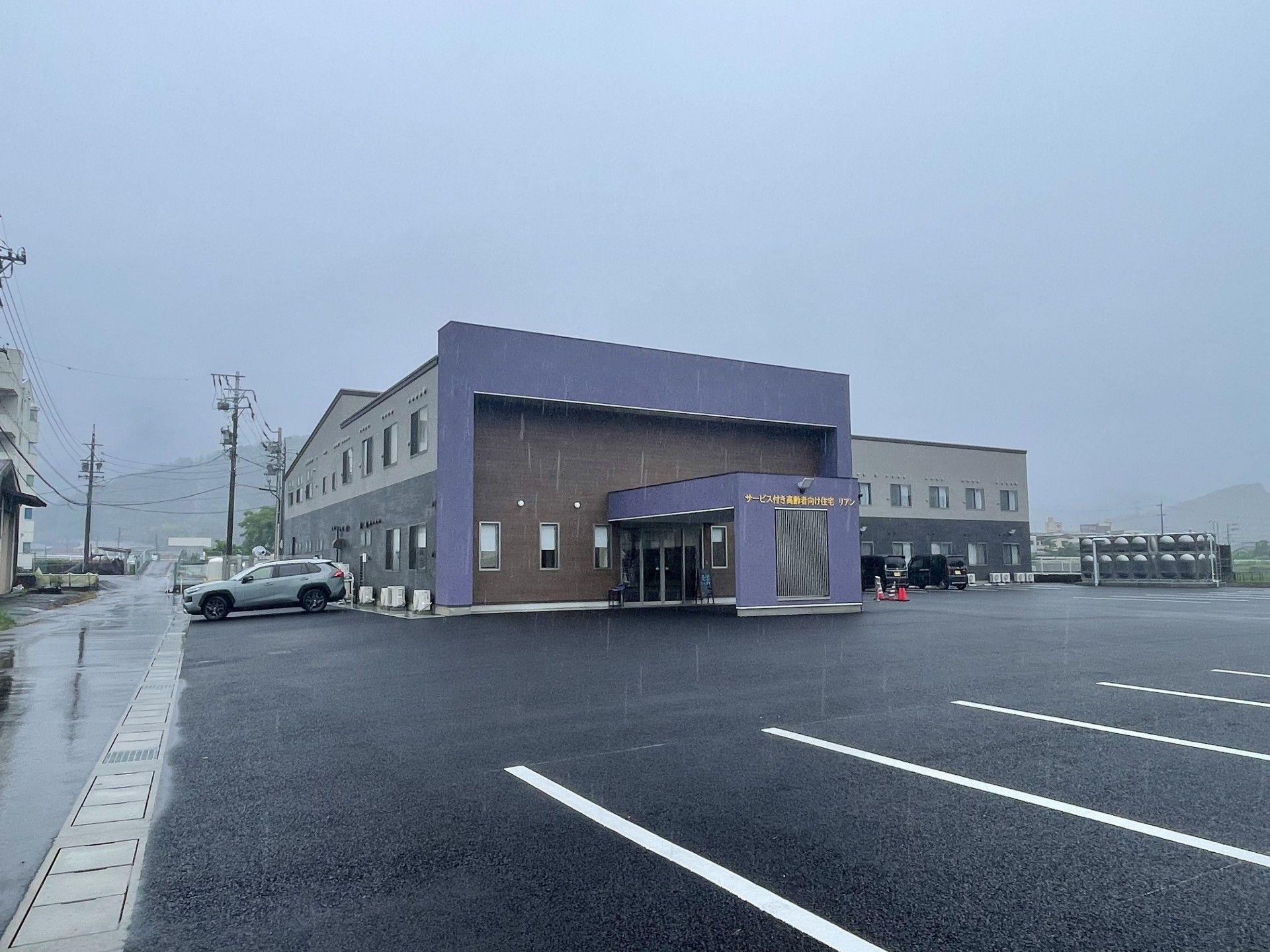 ゆったりとした駐車場の建物