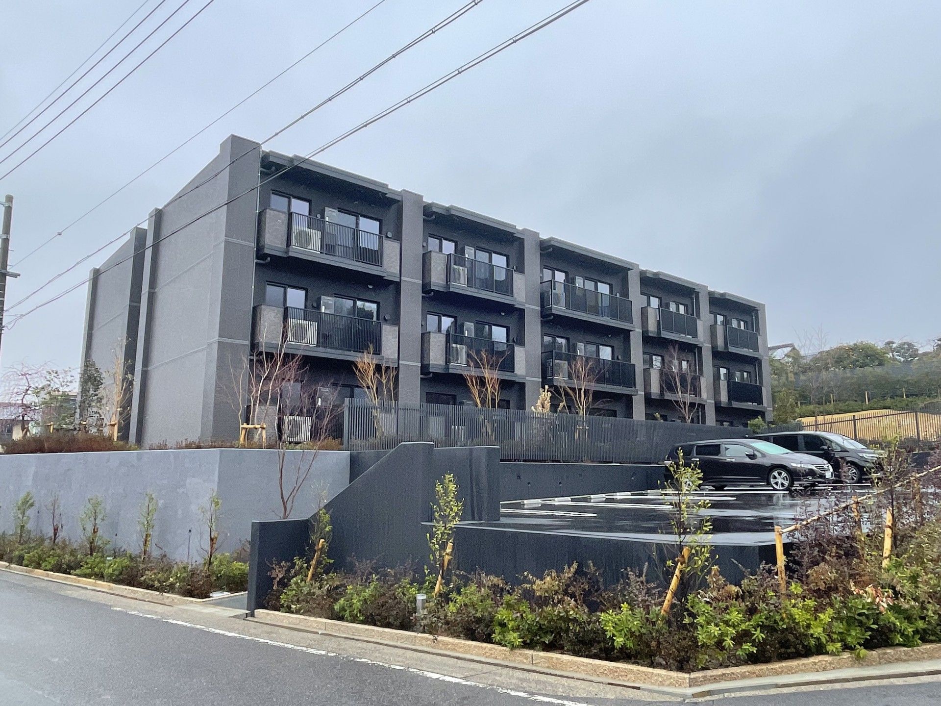 外観の建物と駐車場