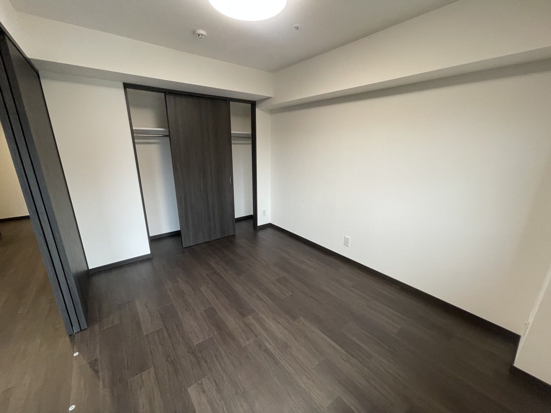 落ち着いた色調の部屋