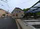 ゆったりとしたバス停前の風景