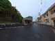ゆったりとした通路の施設外観