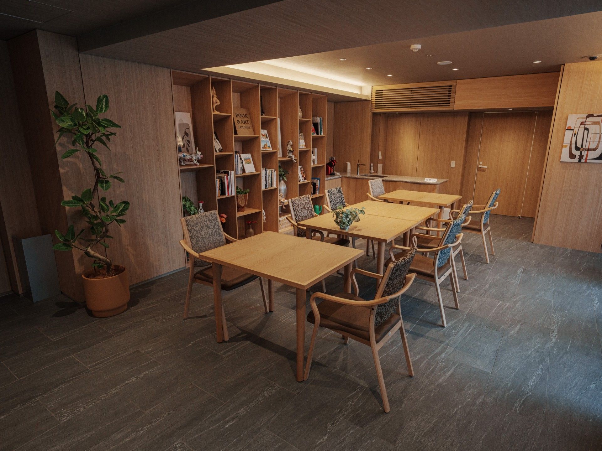 落ち着いた雰囲気の読書スペース