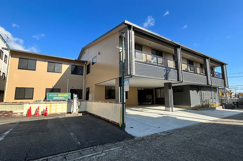 明るい外観の建物