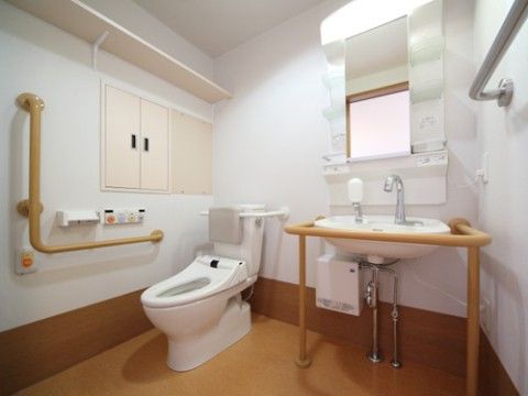 トイレは広々としたスペースが確保されている。手すりと呼び出しボタンが設置されており、安全に使用できる。